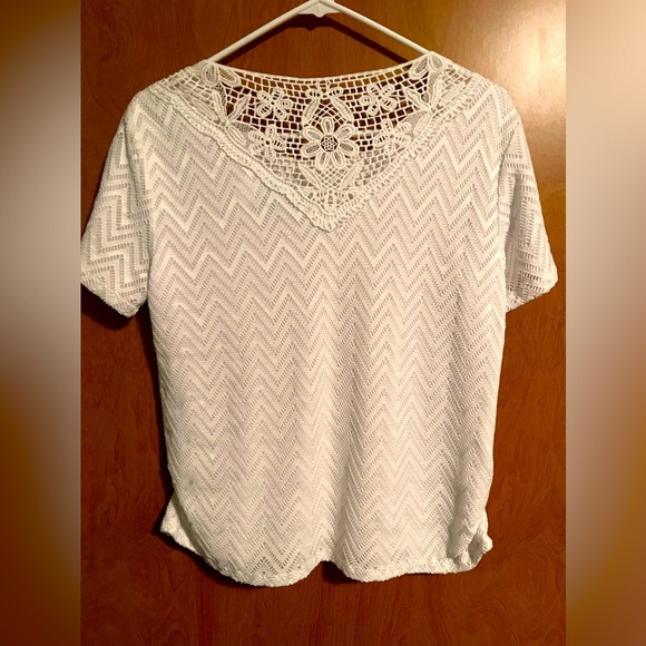 EUC Beautiful Alfred Dunner blouse White with lace and ruching on down the sides - Picture 2 of 2